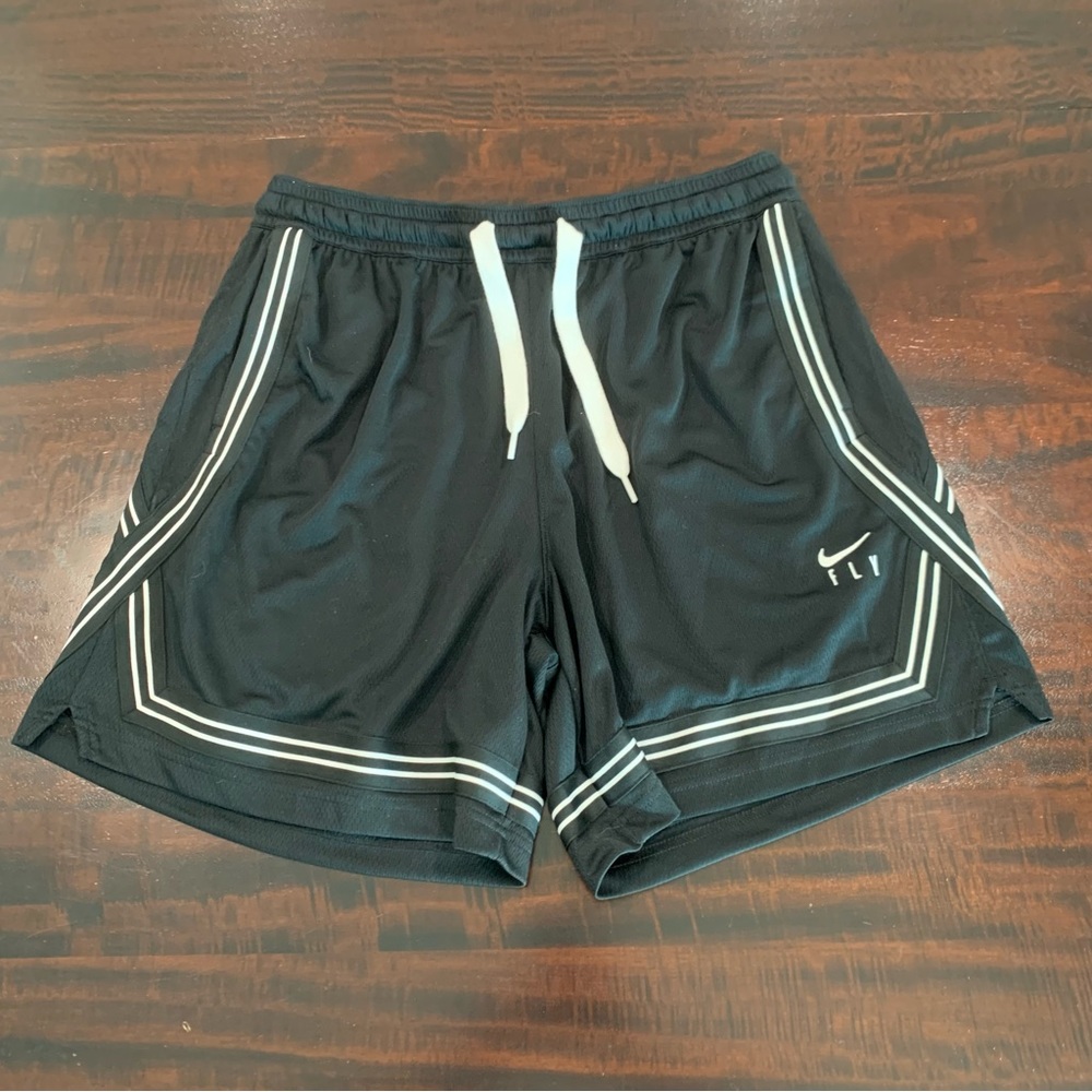 NWT Women’s Nike Fly Shorts L